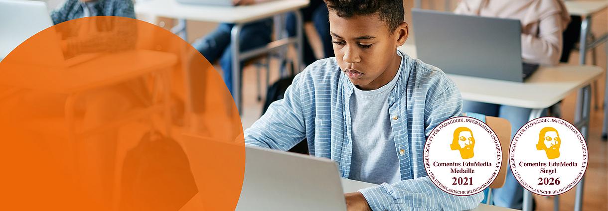 Schüler am Laptop im Klassenraum | Comenius EduMedia Medaille 2021 und Siegel 2026
